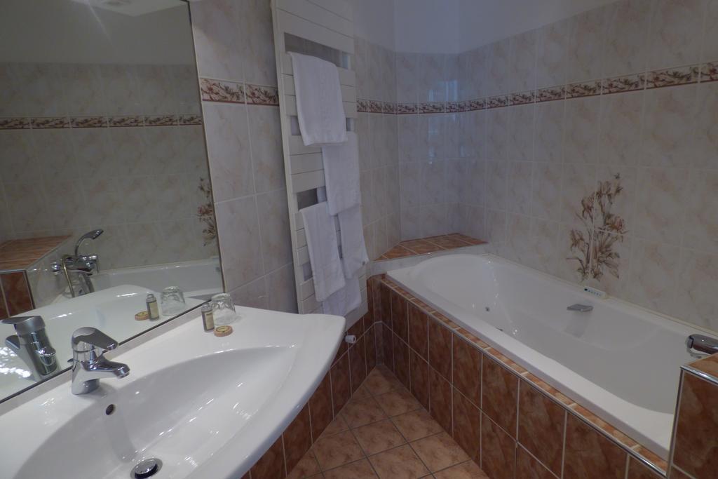 Hotel Du Lion D'Or Entraygues-sur-Truyère الغرفة الصورة